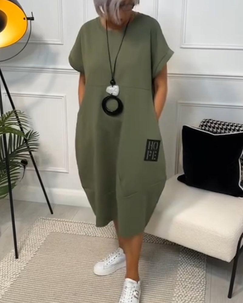 Eenvoudige casual jurk met korte mouwen en letterprint