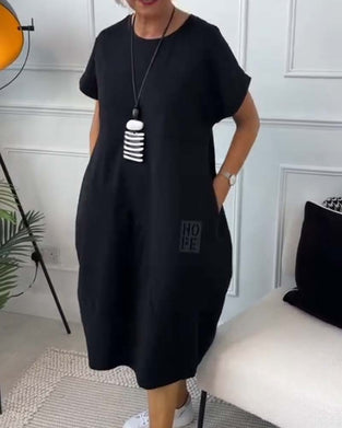 Eenvoudige casual jurk met korte mouwen en letterprint