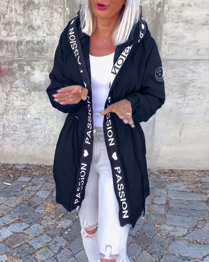 Casual letterprint capuchonjas met trekkoord