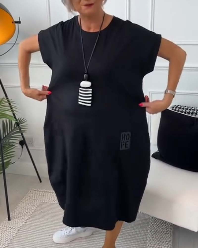 Eenvoudige casual jurk met korte mouwen en letterprint