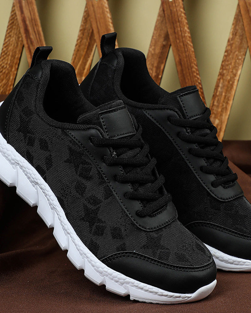 Eenvoudige effenkleurige ademende veterschoenen