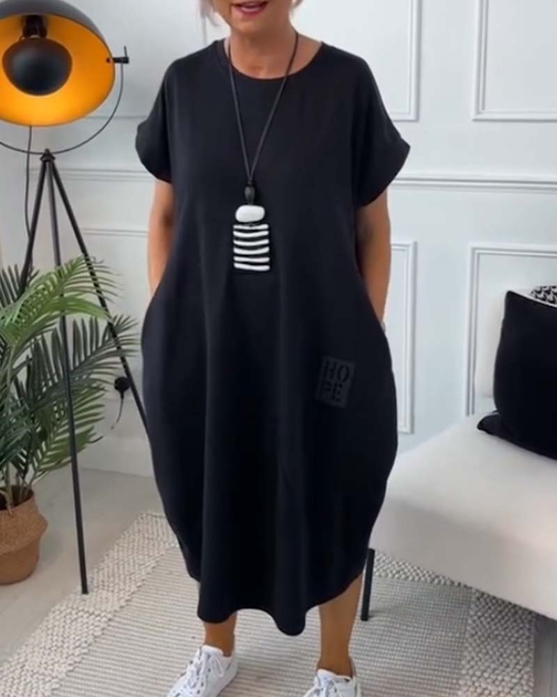 Eenvoudige casual jurk met korte mouwen en letterprint