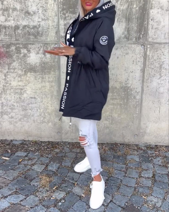 Casual letterprint capuchonjas met trekkoord