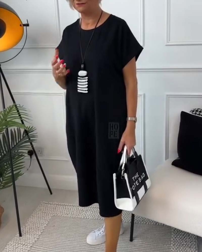 Eenvoudige casual jurk met korte mouwen en letterprint