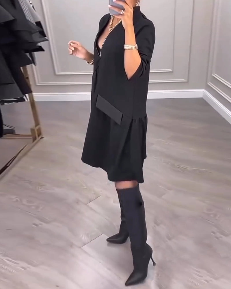 Jurk met een artistieke flair en een V-hals