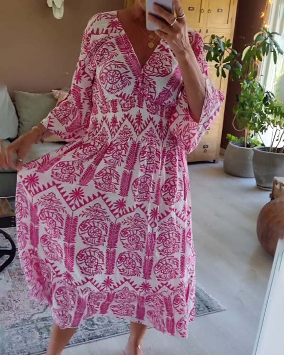 Elegante jurk met geplooide klokmouwen en V-hals met print