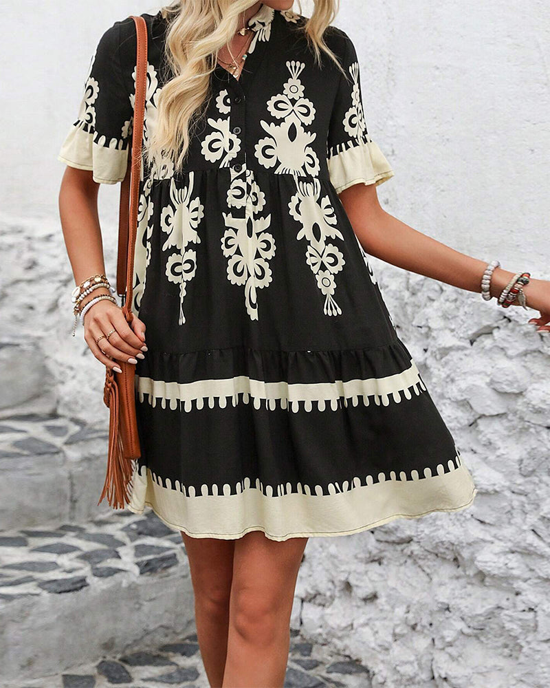 Elegante jurk met knopen en korte mouwen met print