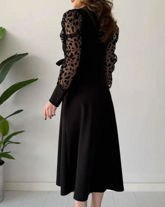 Jurk Met Geflockte Detalj, Tull Panel Ontwerp En Elegante Silhouet