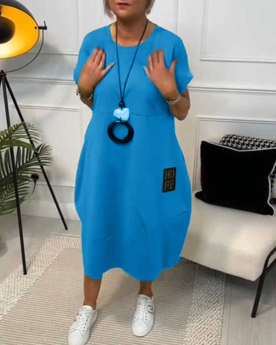 Eenvoudige casual jurk met korte mouwen en letterprint