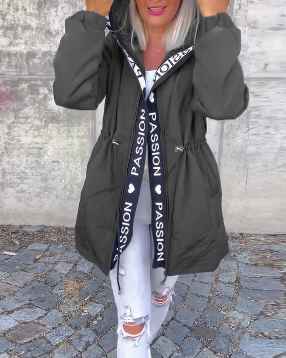 Casual letterprint capuchonjas met trekkoord