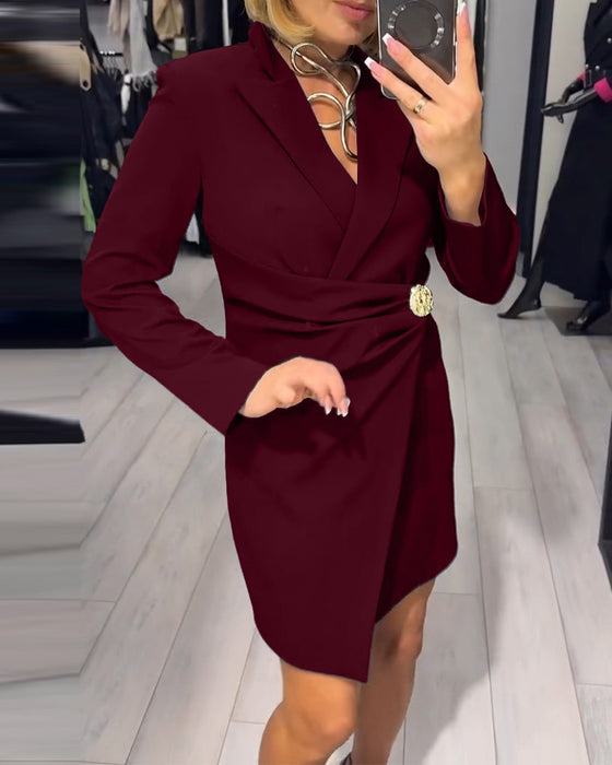 Een Effen Jurk Met Colbertkraag In Modieuze Stijl
