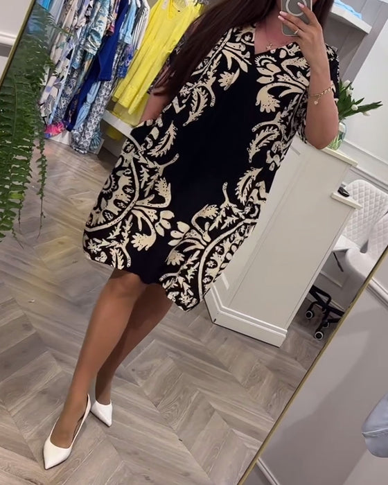 Losse jurk met korte mouwen en retroprint met V-hals en korte mouwen