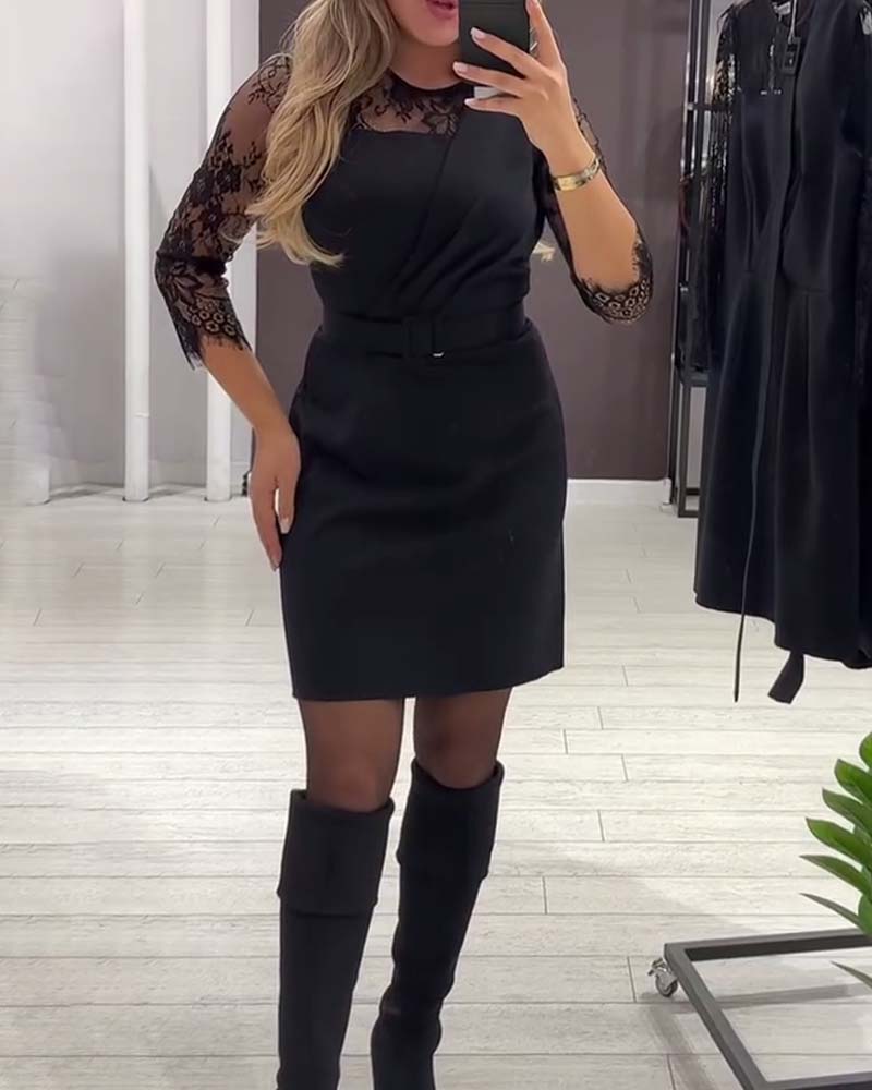 Jurk Met Taille-Omlijstend Design En Patchworkdetails