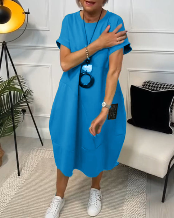 Eenvoudige casual jurk met korte mouwen en letterprint