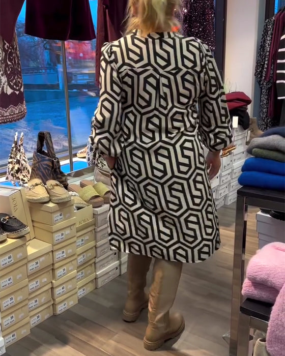 Stijlvolle jurk met V-hals en geometrisch patroon