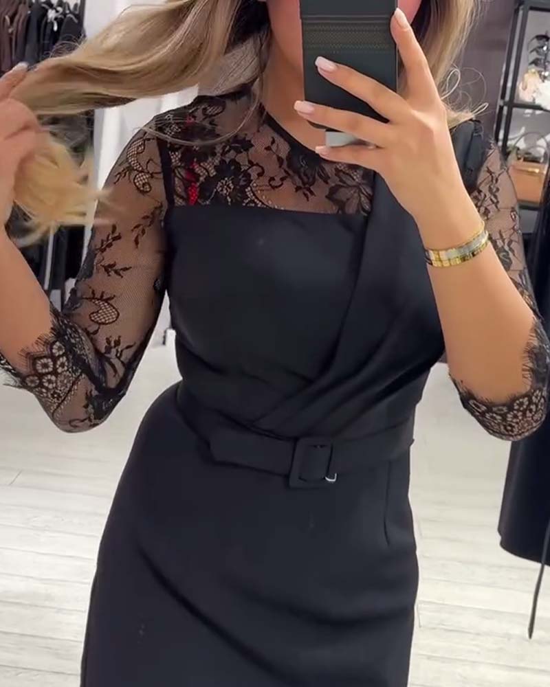 Jurk Met Taille-Omlijstend Design En Patchworkdetails