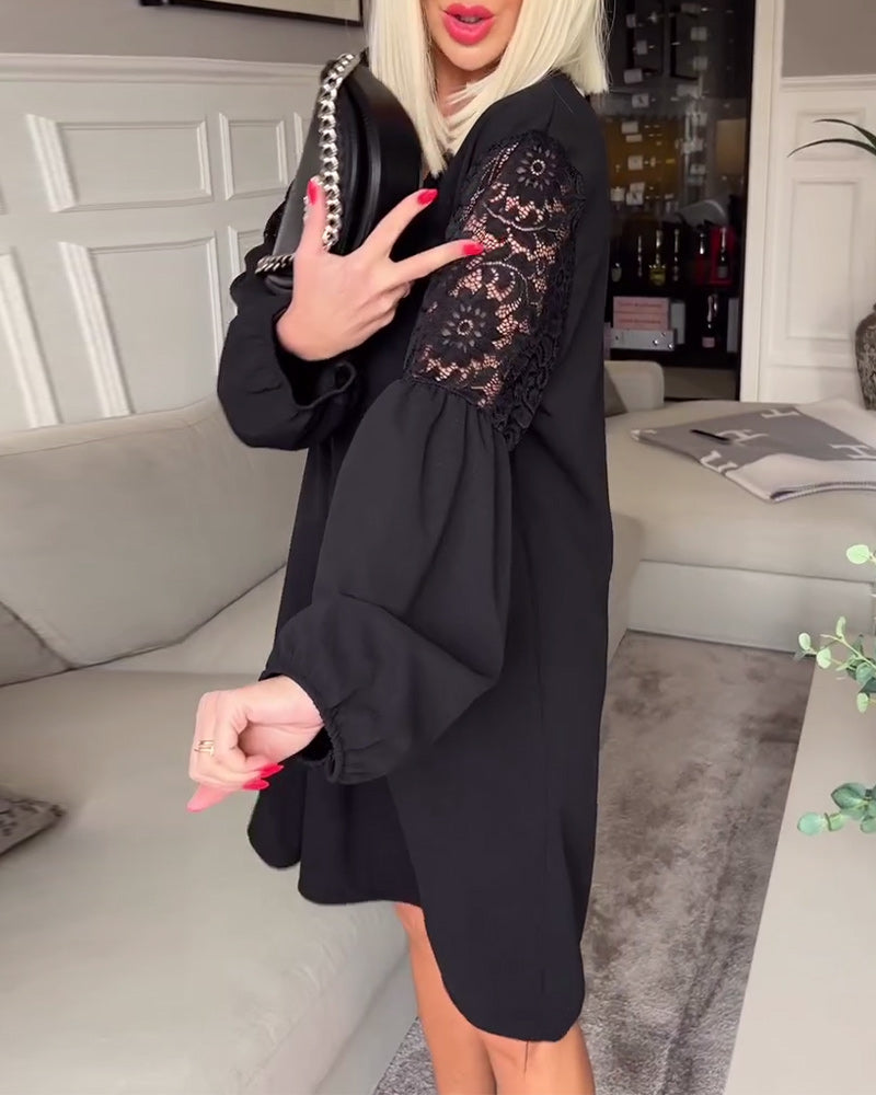 Elegante jurk met V-hals kanten holle en lange mouw