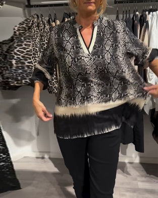 Blouse met kleurblokken met V-hals en slangenprint