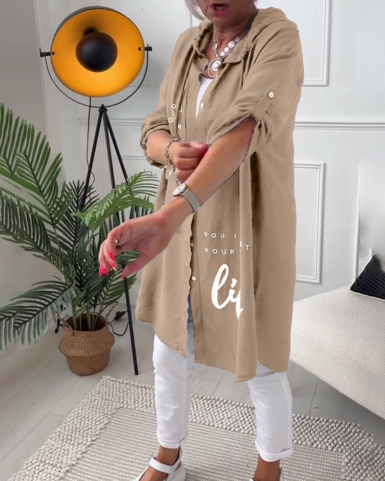 Jas met capuchon en letterprint