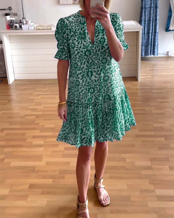 Geplooide jurk met bloemenprint en pofmouwen