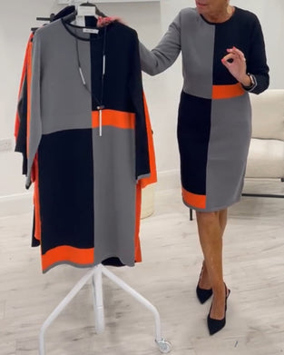 Elegante jurk met ronde hals en bijpassende kleuren