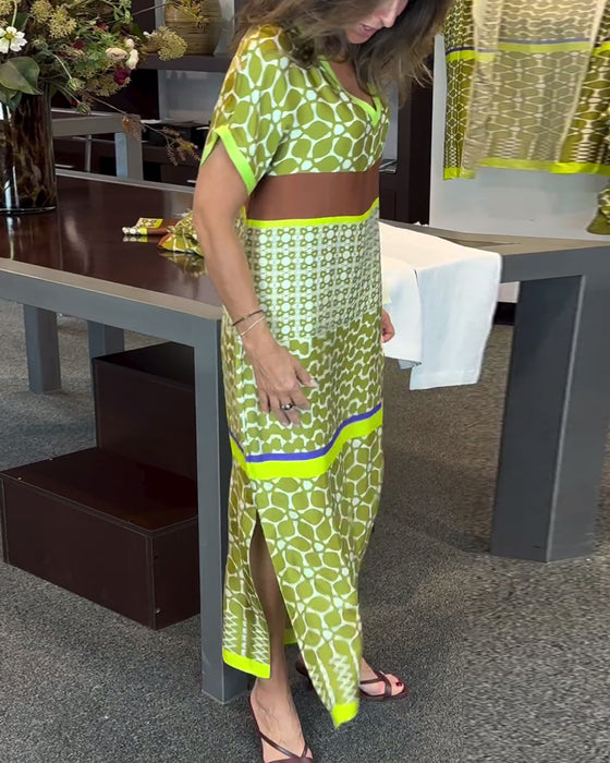 Lange jurk met contrasterende print en korte mouwen met V-hals