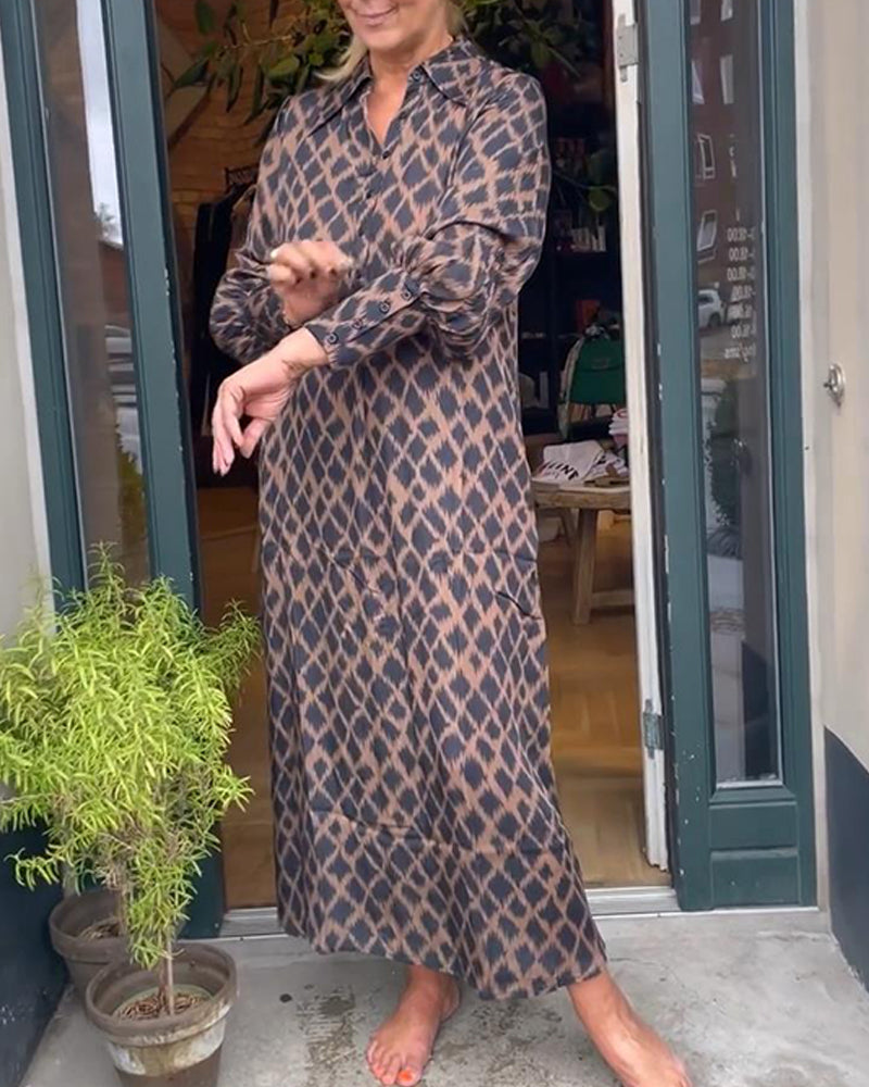 Elegante jurk met contrasterende geometrische print en revers