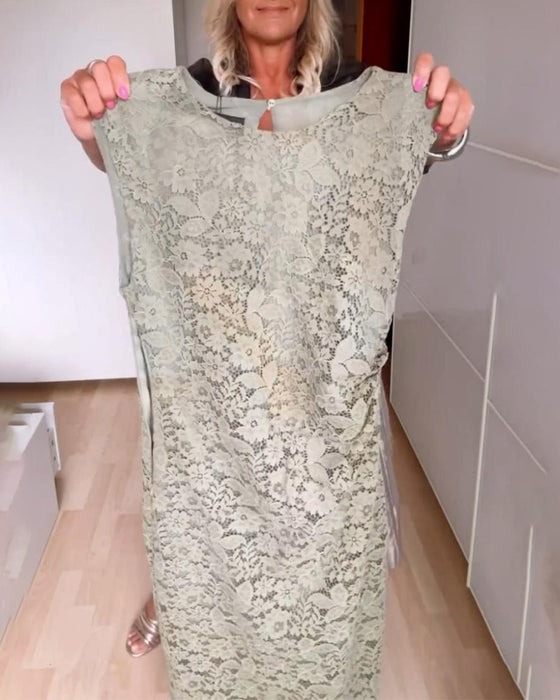 Mouwloze, elegante jurk met split van kant