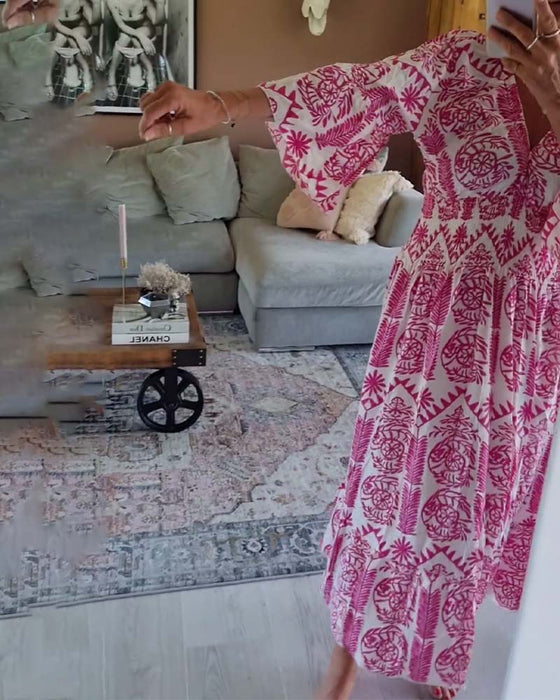 Elegante jurk met geplooide klokmouwen en V-hals met print