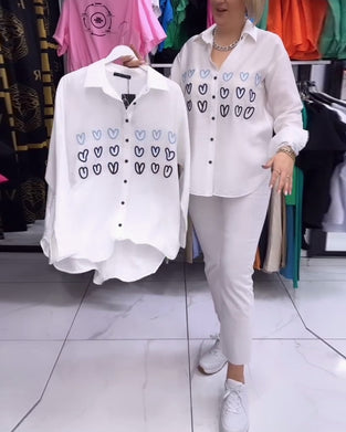 Overhemd met eenvoudige knopen en hartjesprint