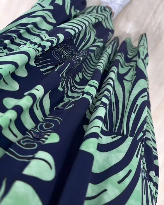 Lange jurk met opstaande kraag en lange mouwen met patchworkprint