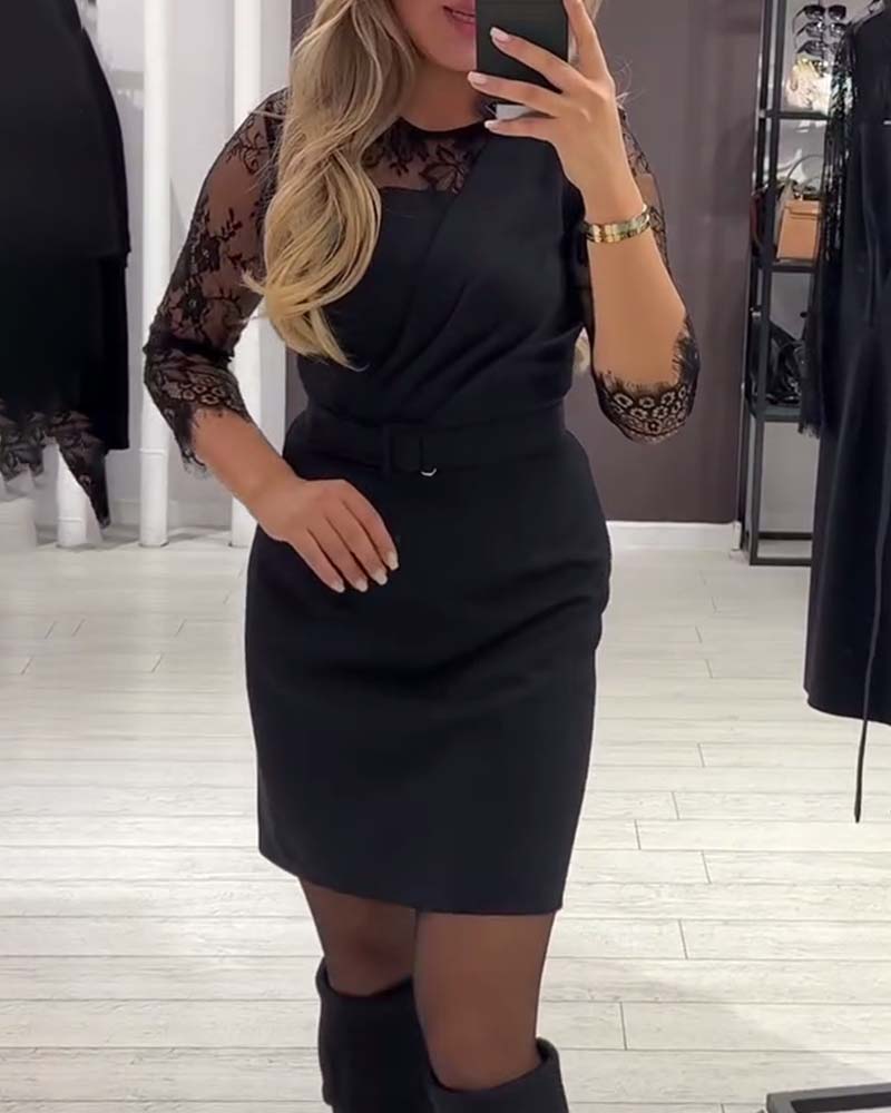 Jurk Met Taille-Omlijstend Design En Patchworkdetails