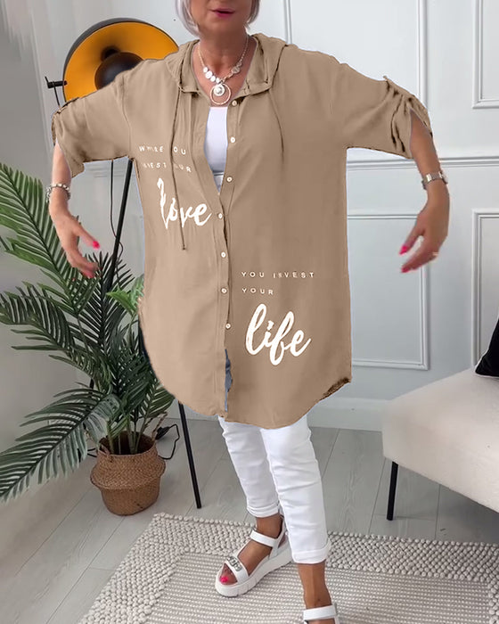 Jas met capuchon en letterprint