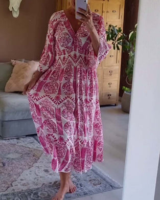 Elegante jurk met geplooide klokmouwen en V-hals met print