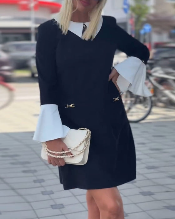 Elegante contrasterende jurk met revers en klokmouw
