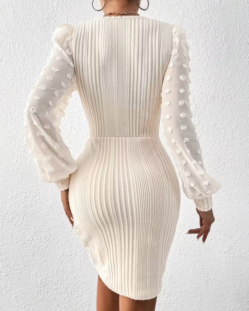 Elegante Jurk Met Driedimensionaal Bloempatchwork En Taillelijn