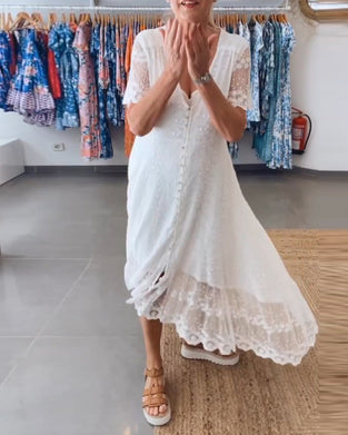 Zwierige jurk met diepe V-knopen