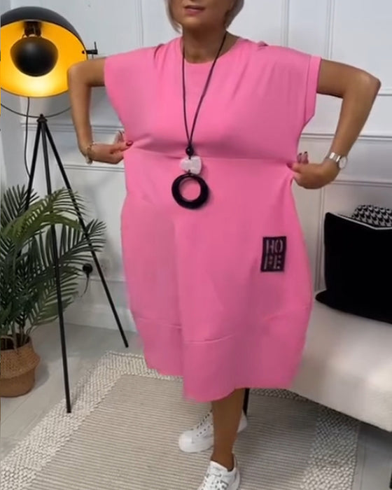 Eenvoudige casual jurk met korte mouwen en letterprint