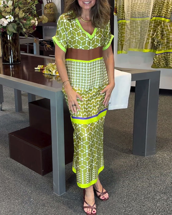 Lange jurk met contrasterende print en korte mouwen met V-hals