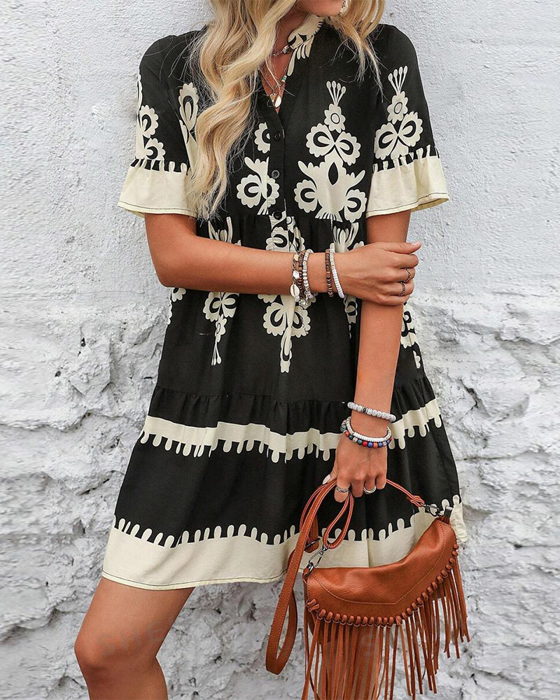 Elegante jurk met knopen en korte mouwen met print