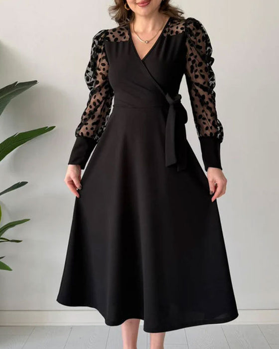 Jurk Met Geflockte Detalj, Tull Panel Ontwerp En Elegante Silhouet