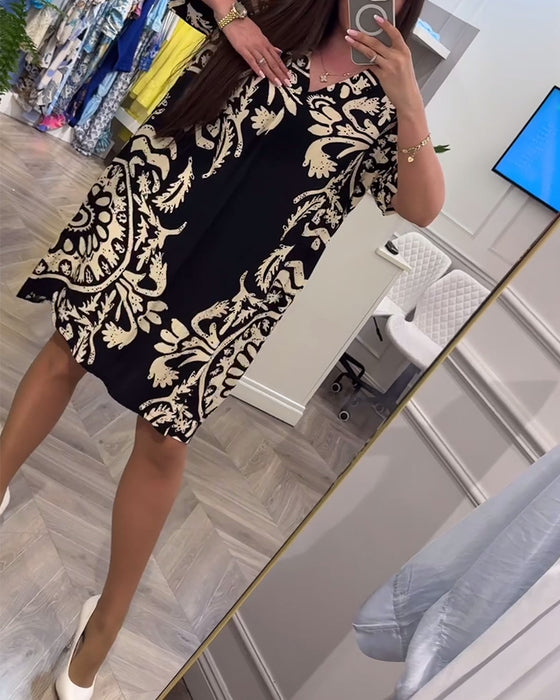 Losse jurk met korte mouwen en retroprint met V-hals en korte mouwen