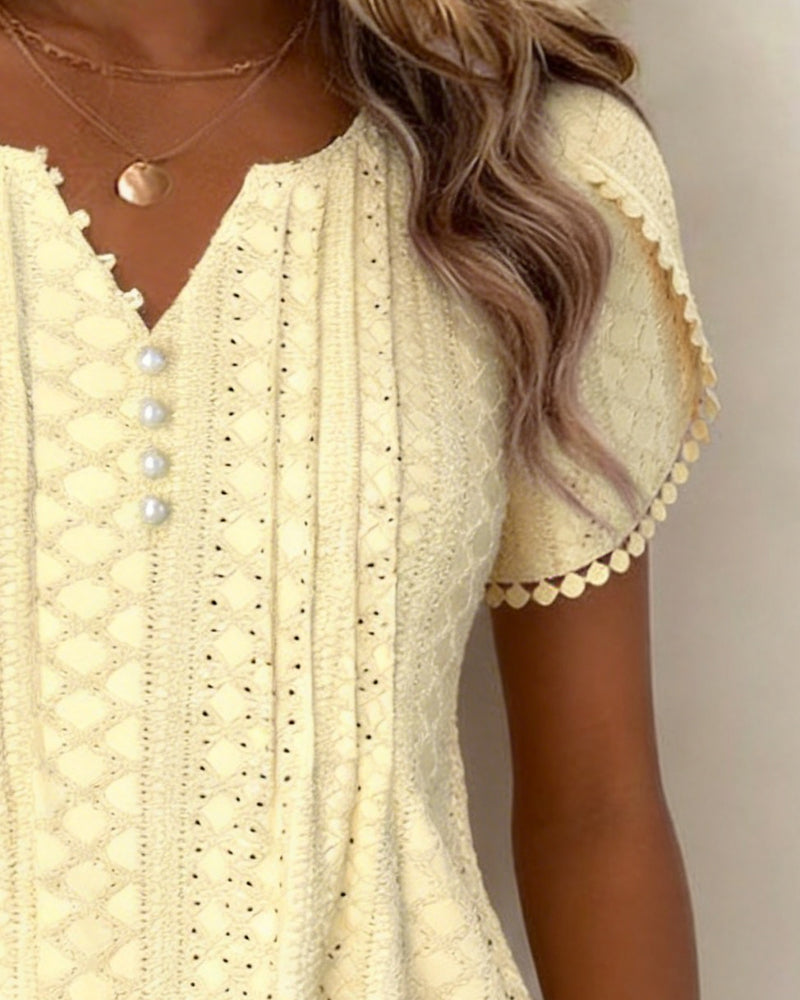 Blouse Met V-Hals Parelknopen En Kant