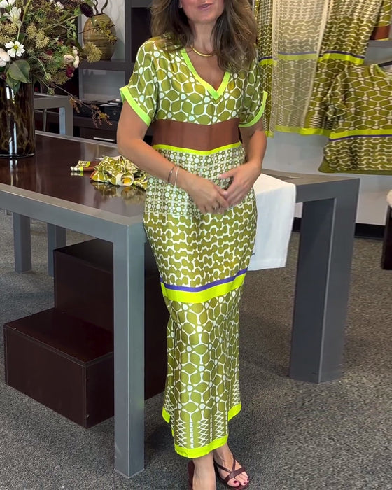 Lange jurk met contrasterende print en korte mouwen met V-hals