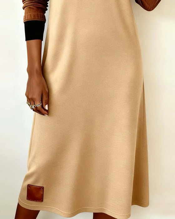 Modieuze Jurk Met Capuchon En Contrasterende Kleuren