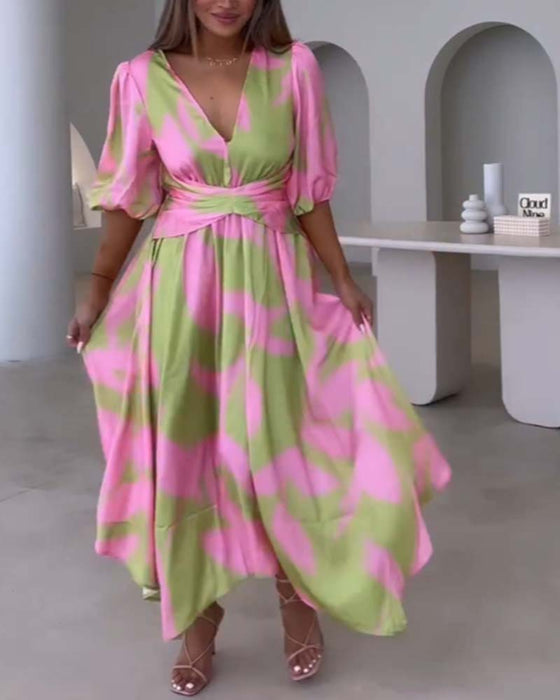 Elegante jurk met diepe V-hals en halve mouwen met print