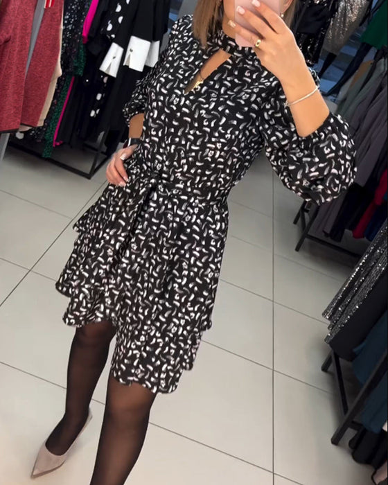 Elegante uitgesneden jurk met print