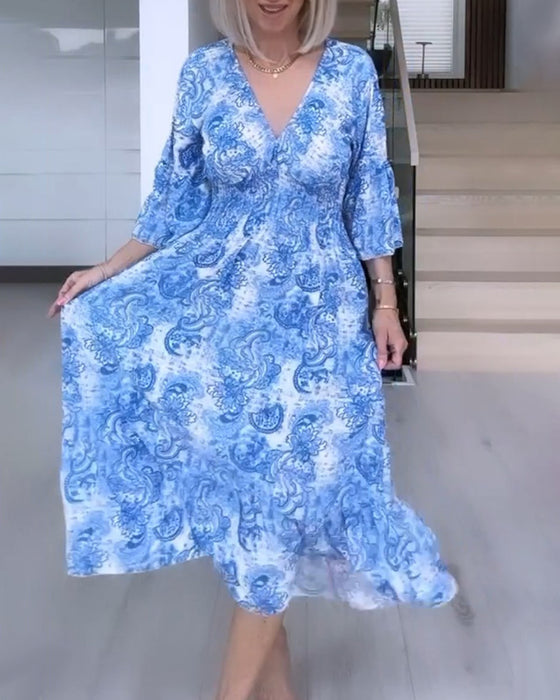 Zwierige jurk met V-hals en riem en print