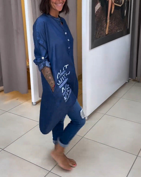 Bovenkant met onregelmatige knopen en letterprint