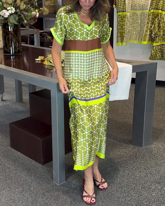 Lange jurk met contrasterende print en korte mouwen met V-hals